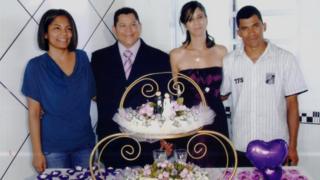 Alexandra com o marido e amigos no dia do seu casamento