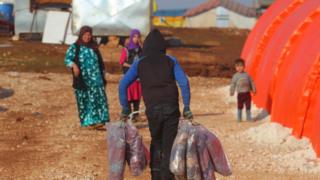 Halep yakınlarında kamplarda yaşayanlar ve battaniye dağıtımı