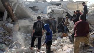 Umurwi ukurikirana ibibera muri Siriya wavuze ko habaye niburiburi ibitero cumi vy'indege mu bibanza bitandukanye vya Idlib