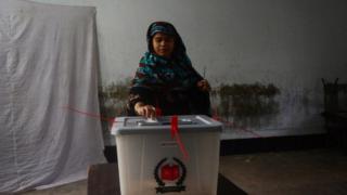 ২০১৪ সালের ৫ই জানুয়ারীর নির্বাচনে এক নারী ভোটার ভোট দিচ্ছেন।