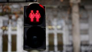 Semáforo em Viena, na Áustria, retrata casal de mulheres
