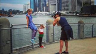 Ioan Gruffydd a'i deulu ifanc yn Brisbane yn talu teyrnged i Mistar Urdd