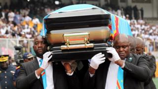 Носители гробов несут гроб с останками Этьена Тшисекеди, бывшего конголезского оппозиционного лидера, который умер в Бельгии два года назад, на траурной церемонии на стадионе "Мученики Пятидесятницы" в Киншасе, Демократическая Республика Конго, 31 мая 2019 года.