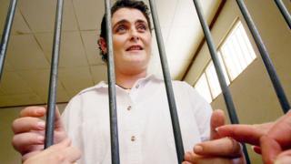 Рене Лоуренс в тюремной камере в 2005 году говорила с родственником