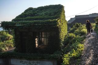 चीनमधलं निर्सगाने पछाडलेलं गाव