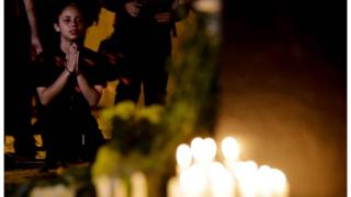 Menina reza por vítimas de massacre em escola de Suzano