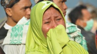 Плачущая женщина после цунами в Палу