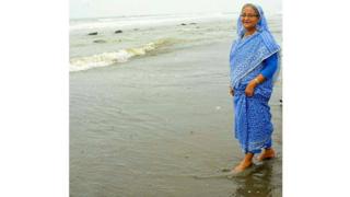 কক্সবাজারে শেখ হাসিনার পা ভেজানোর ছবি
