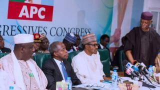 Alaga ẹgbẹ oselu APC Oloye Oyegun duro o kọju si Aarẹ Buhari to joko pẹlu igbakeji rẹ, Ọjọgbọn Osibajo ati Gomina Okorocha ti ipinlẹ Imo