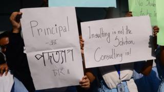 ঢাকার বেইলি রোডে ভিকারুননিসা স্কুলের ছাত্রীরা ন্যায় বিচারের দাবীতে বিক্ষোভ করছে, ৪-১২-২০১৮।