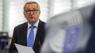 Президент Европейской комиссии Жан-Клод Юнкер выступает с речью во время дебатов о ходе переговоров по Brexit в Европейском парламенте в Страсбурге, восточная Франция, 3 октября 2017 г.