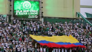 Fanáticos del Chapecoense con la bandera de Colombia.