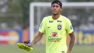 Paris Saint_Germain wana uhakika wa kukamilisha uhamisho wa pauni milioni 198 wa Neymar, 25, kutoka Barcelona katika siku 15 zijazo. (L'Equipe)