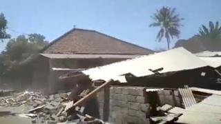 Обломки видны после обрушения здания во время землетрясения в Ломбоке, Индонезия, 19 августа