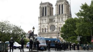 La policía rodeando la catedral de Notre Dame en París.