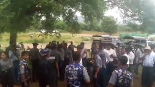 စက်ရုံစီမံကိန်းအတွက် လမ်းဖောက်လုပ်စဉ်ကလည်း ကန့်ကွက်ဆန္ဒထုတ်ဖော်တာတွေလုပ်ခဲ့လို့ ဒေသခံအချို့ တရားစွဲခံခဲ့ရ