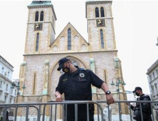 Die Polizei errichtete Barrieren um die Herz-Jesu-Kathedrale von Sarajevo. Foto: 16. Mai 2020