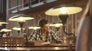 Estudiante en una biblioteca.
