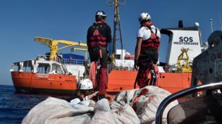 Le bateau Aquarius met le cap sur Valence (Espagne) avec à son bord plus de 600 migrants.