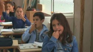 عکس آرشیوی - کودکان در جزایر قناری مشغول یادگیری یک زبان کهن محلی