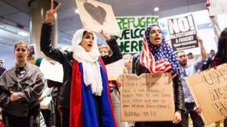 Jóvenes protestaron el pasado enero cuando el presidente Trump firmó la primera versión del veto migratorio.