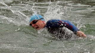 Пол Пестер плавает во время триатлона