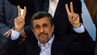Mahdmoud Ahmadinejad tras registrarse para las elecciones presidenciales