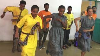 Garee shubbistootaa fi tiyaatiraa dhagahuu hin dandeenyee