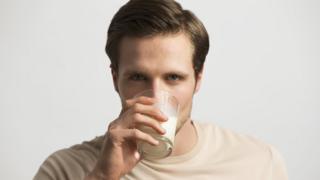 Hombre bebiendo leche