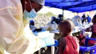 Ma'aikatan lafiya na yi wa yara allurar rigakafin cutar Ebola a garin Goma