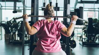 Mulher faz musculação