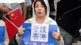 8月17日,香港建制派在金钟添马公园发起集会,反对一切形式的暴力。