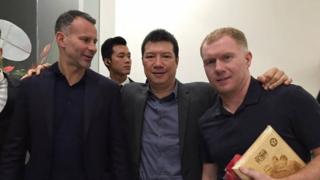 Bình luận viên Quang Huy cùng Ryan Giggs và Paul Scholes tại buổi Lễ khánh thành Trung tâm Đào tạo Bóng đá trẻ PVF.