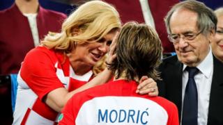 Croatian President Kolinda Grabar Kitarovic dey greet Croatian player Luka Modric wen dem award am Golden boot for 2018 FIFA World Cup Russia final.