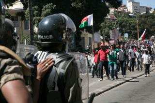 Des policiers face aux manifestants à Antananarivo
