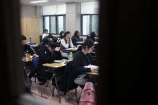 수능 시험을 치르는 수험생들