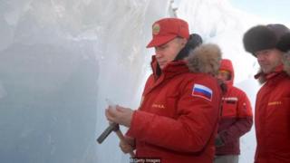 Presiden Rusia Vladimir Putin di sebelah Perdana Menteri Dmitry Medvedev saat mereka mengunjungi pulau Arktik terpencil, Franz Josef Land pada 29 Maret 2017.