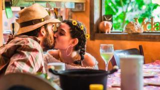 Casal namorados se beijando em uma casa de fazenda