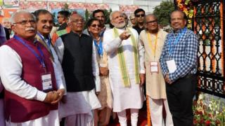 વડા પ્રધાન મોદી તેમના મંત્રીઓ સાથે