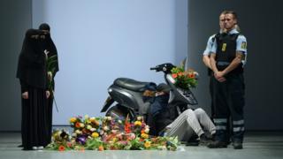 Manekenke obučene u burke i manekeni u policijskim uniformama