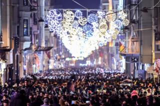 A birnin Santanbul ma mutane ne suka taru a kan tituna a jajibirin sabuwar shekarar