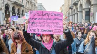 Феминистки маршируют в Международный женский день в Турине 8 марта 19