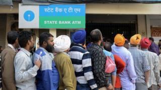 नोटबंदी के दौरान बैंकों से सामने कतारें