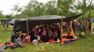 Aba Rohingya babarirwa mu bihumbi, biganjemo abagore n'abana, bamaze guhungira muri Bangladesh guhera ku wa gatanu