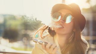 امرأة تدخن سيجارة إلكترونية