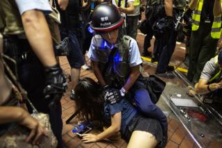 Hong Kong policemen wear clothing for demonstration (7/0799)