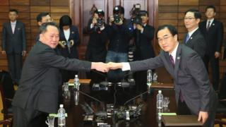 남북 고위급회담에서 악수하는 조명균 통일장관(오른쪽)과 리선권 조국평화통일위원회 위원장