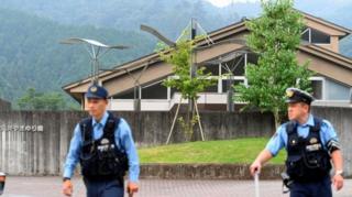 Policiais trabalham em área de ataque no Japão
