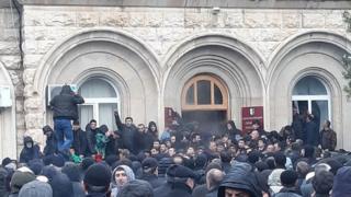 Люди залезают в окна