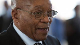 Prezida Jacob Zuma ari mu yabira inyuma yaho yirukaniye umushikiranganji w'ikigega Pravin Gordhan mu kwezi kwa gatatu